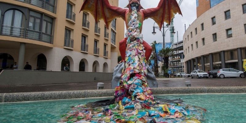 Дракон, изрыгающий одноразовый пластик.